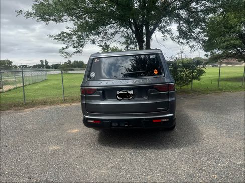Used 2023 Jeep Wagoneer L Series III RWD image 8