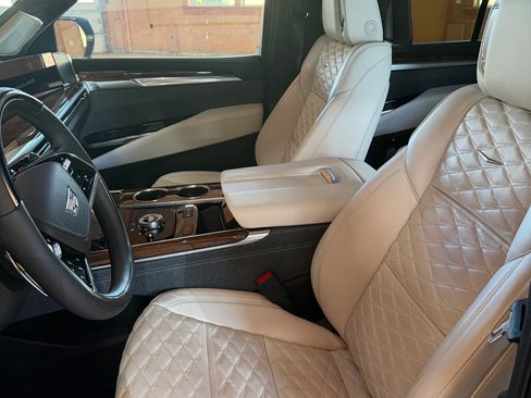 Used 2026 Cadillac Escalade ESV Platinum Sport AWD/4WD image 14
