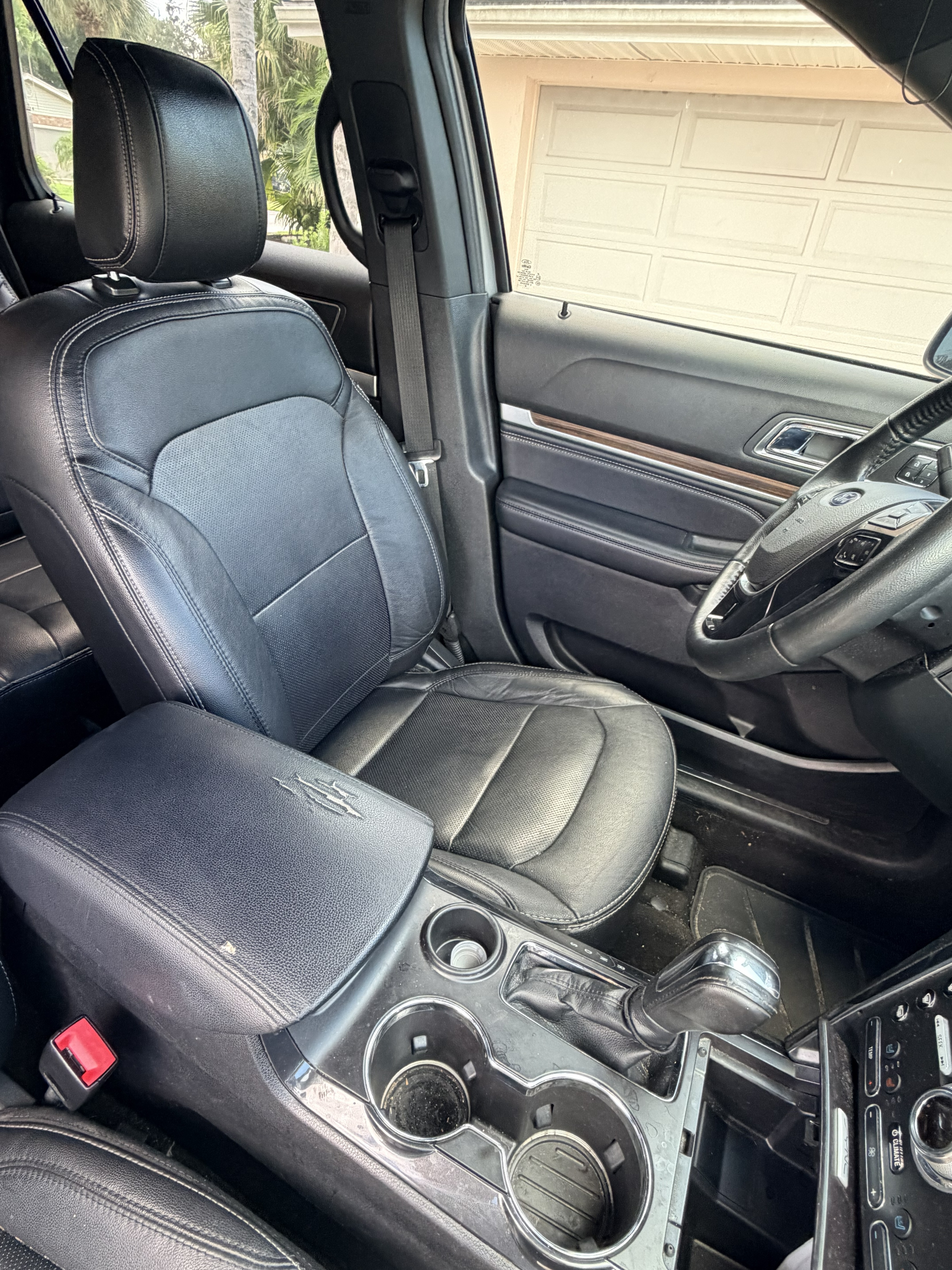 Used 2018 Ford Explorer Limited w/ Equipment Group 301A FWD image 8