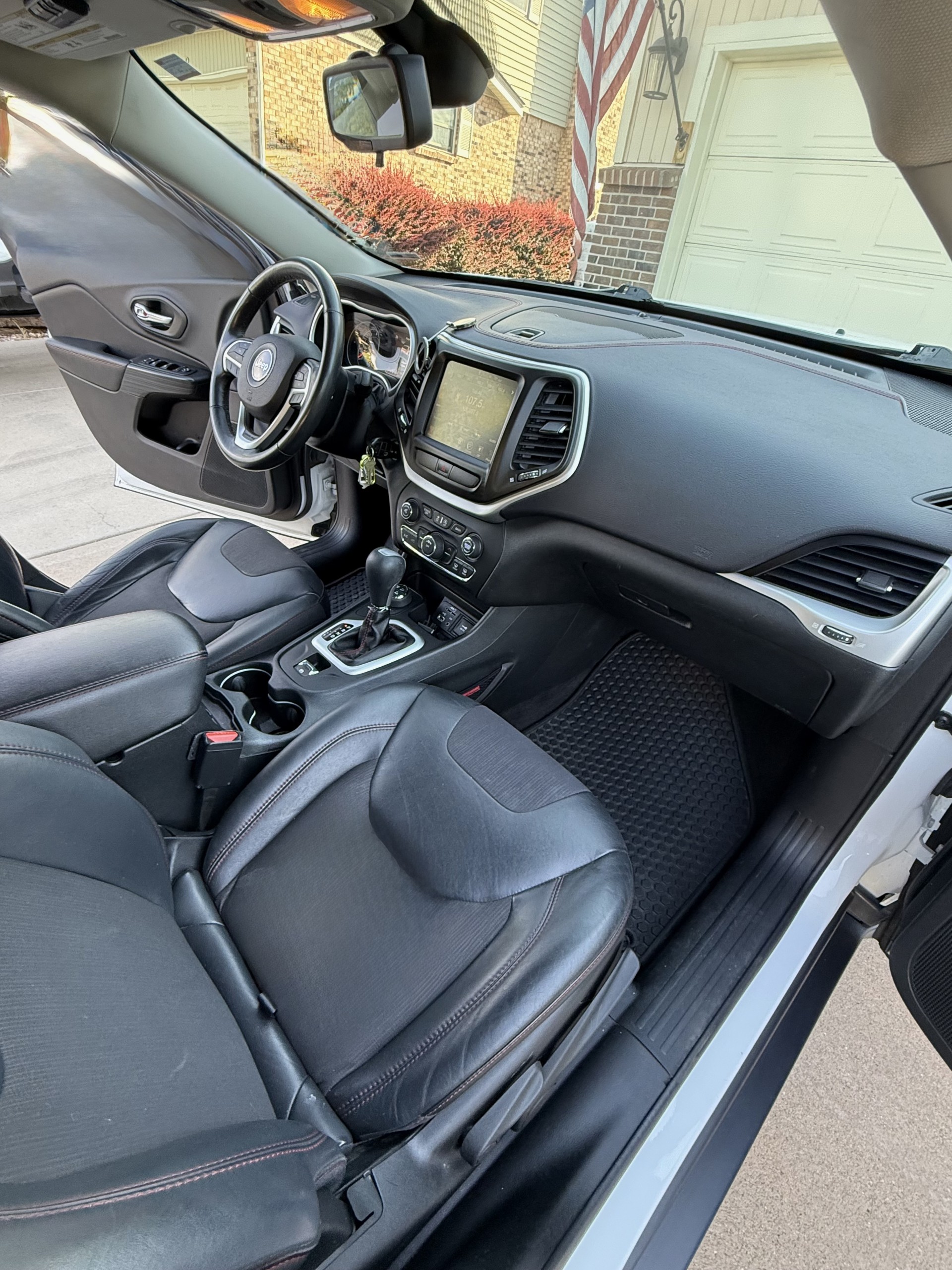 Used 2015 Jeep Cherokee Trailhawk w/ Cold Weather Group AWD/4WD image 16