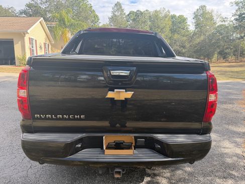 Used 2013 Chevrolet Avalanche LTZ image 4