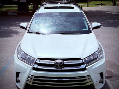 Used 2018 Toyota Highlander Limited AWD/4WD image 2