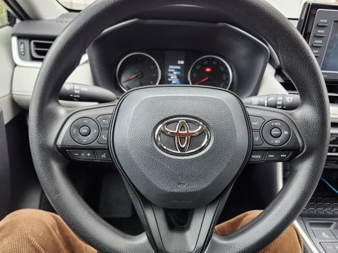 Used 2022 Toyota RAV4 XLE FWD image 4