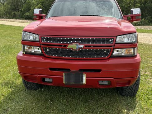 Used 2005 Chevrolet Silverado 2500 LS w/ Heavy-Duty Power Package AWD/4WD image 2