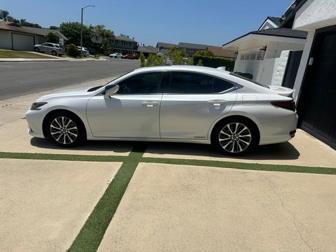 Used 2020 Lexus ES 300h w/ Premium Package FWD image 5