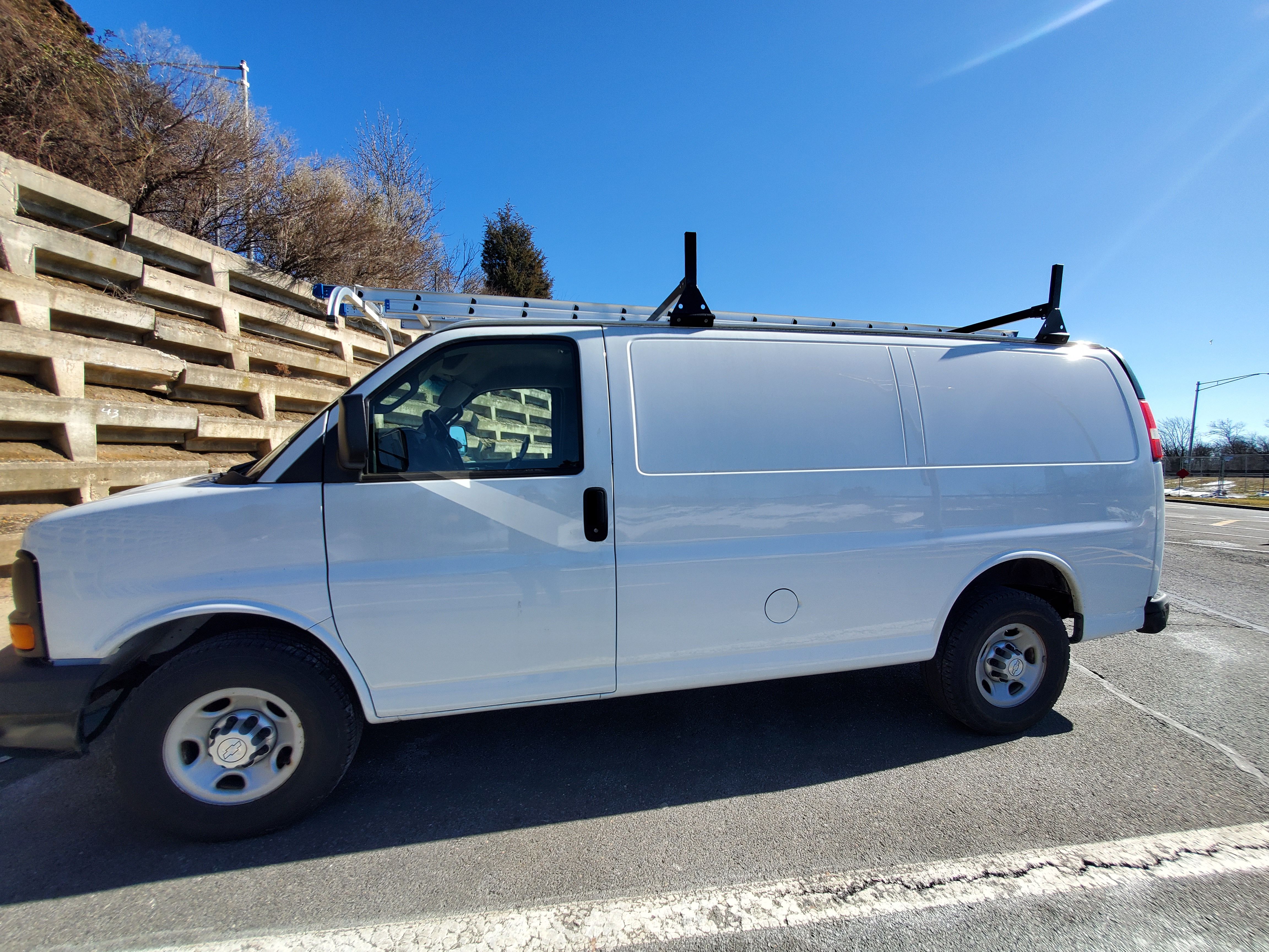 Used 2016 Chevrolet Express 2500 RWD image 2