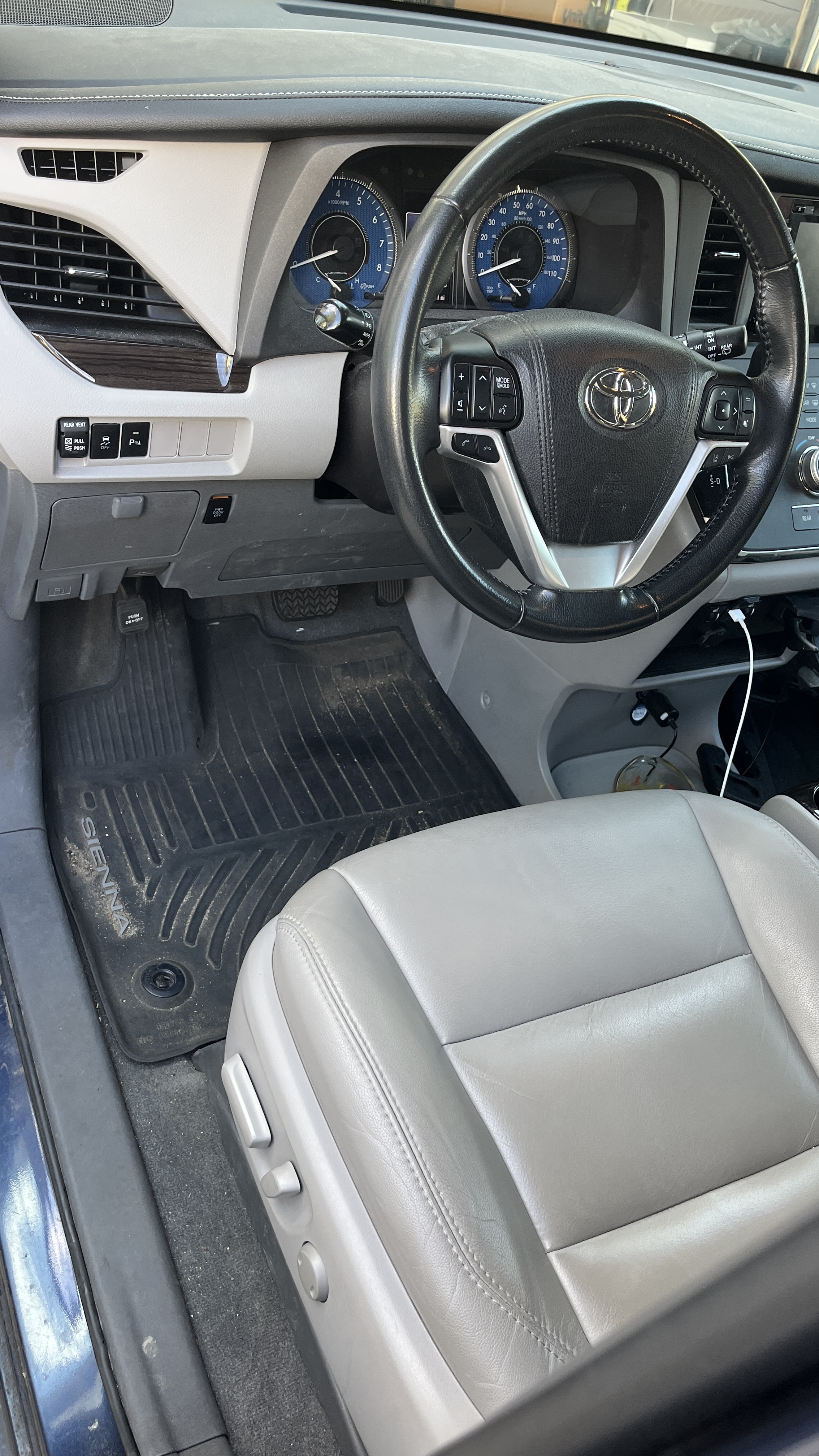 Used 2018 Toyota Sienna XLE w/ XLE Navigation Package AWD/4WD image 5