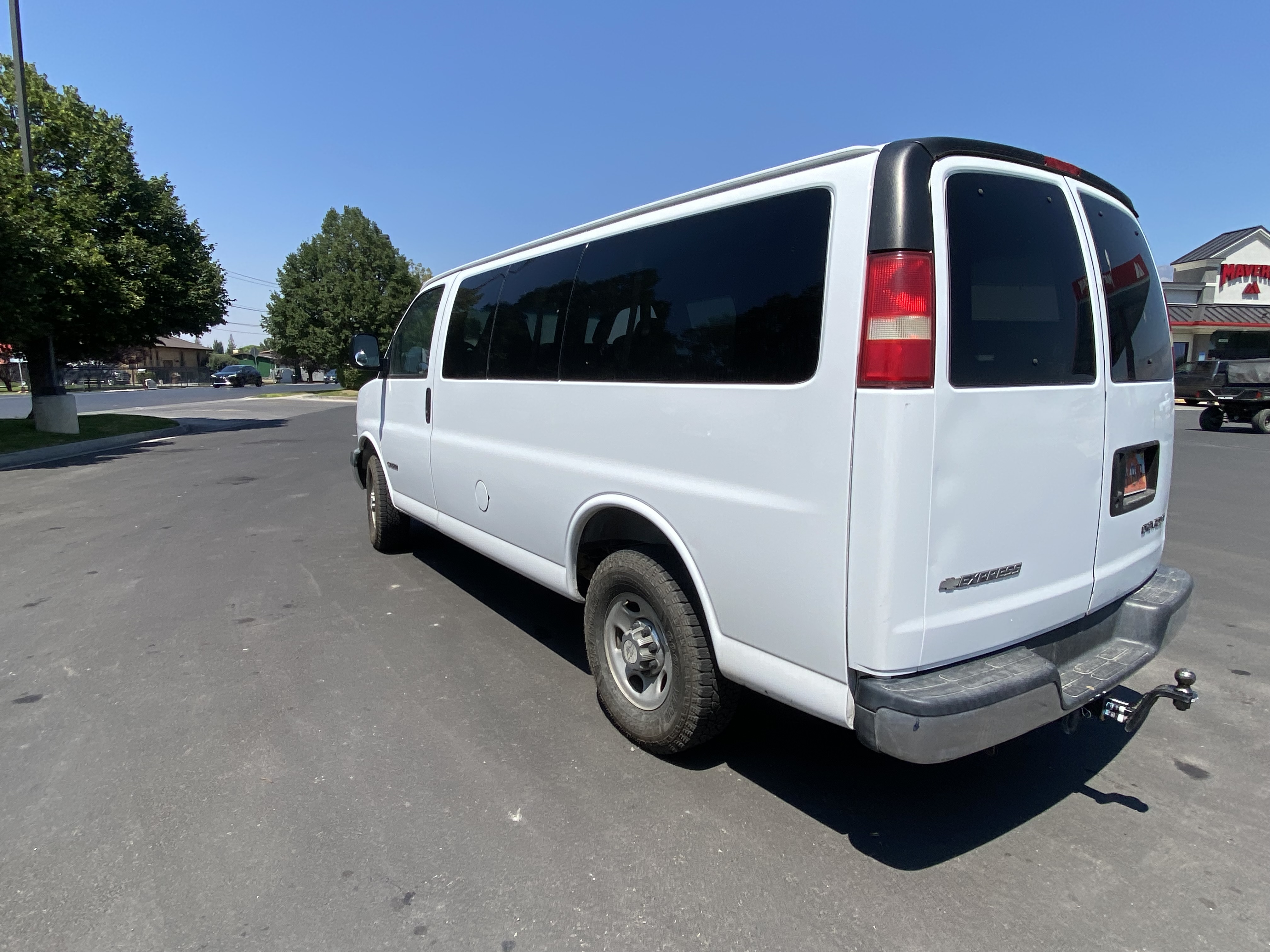 Used 2006 Chevrolet Express 3500 Passenger w/ LT Preferred Equipment Group RWD image 2