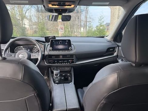 Used 2024 Nissan Rogue SV w/ SV Premium Package image 9