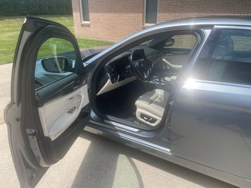 Used 2018 BMW 530e xDrive AWD/4WD image 4