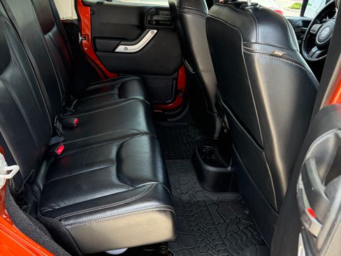Used 2014 Jeep Wrangler Unlimited Rubicon w/ Connectivity Group AWD/4WD image 2