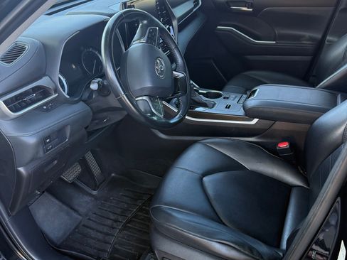 Used 2021 Toyota Highlander XLE FWD image 11