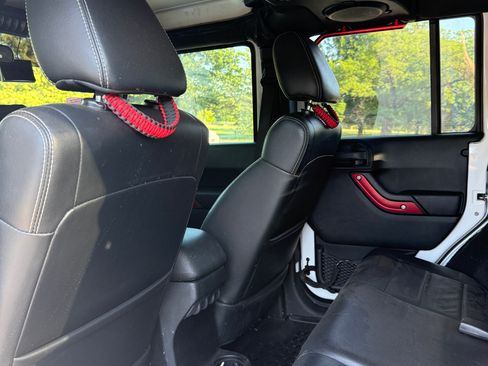 Used 2012 Jeep Wrangler Unlimited Rubicon w/ Connectivity Group AWD/4WD image 13