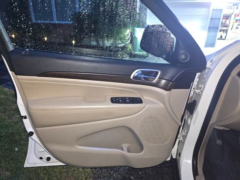 Used 2016 Jeep Grand Cherokee Laredo w/ Quick Order Package 23E image 16