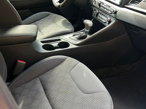 Used 2017 Kia Niro LX image 12