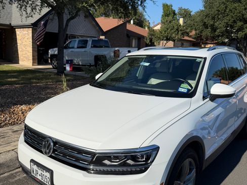 Used 2018 Volkswagen Tiguan SEL Premium image 2