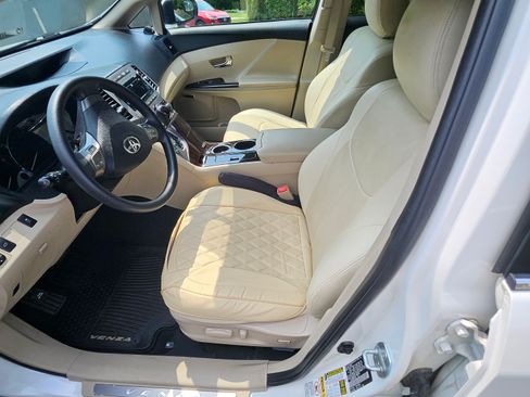 Used 2010 Toyota Venza w/ Convenience Pkg FWD image 5