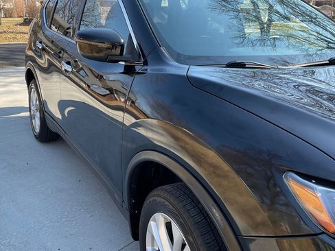 Used 2016 Nissan Rogue SV image 2