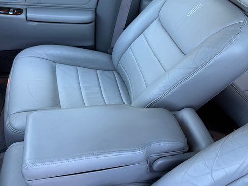 Used 2001 Lincoln Town Car Executive RWD image 10