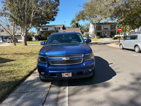 Used 2010 Chevrolet Avalanche LT w/ Luxury Package image 2