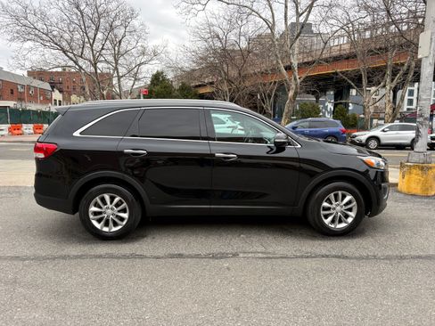 Used 2017 Kia Sorento LX Sport Utility 4D image 9