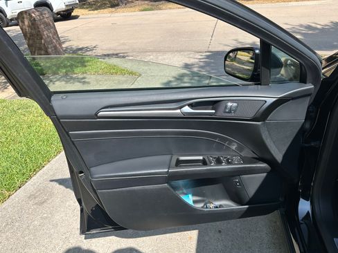 Used 2017 Ford Fusion Energi Titanium FWD image 8
