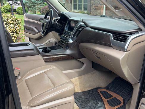 Used 2018 Chevrolet Suburban LT RWD image 2