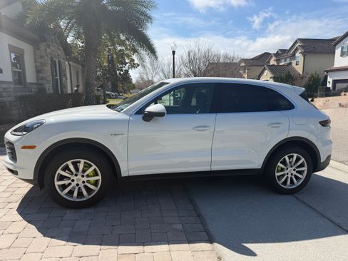 Used 2022 Porsche Cayenne E-Hybrid image 2