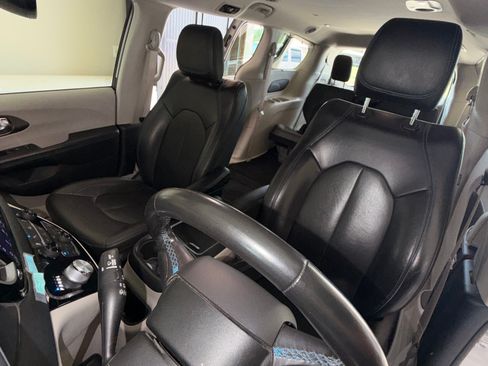 Used 2021 Chrysler Pacifica Touring-L FWD image 19