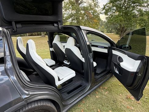Used 2022 Tesla Model X Plaid image 4