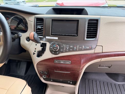 Used 2011 Toyota Sienna XLE w/ Premium Pkg FWD image 8