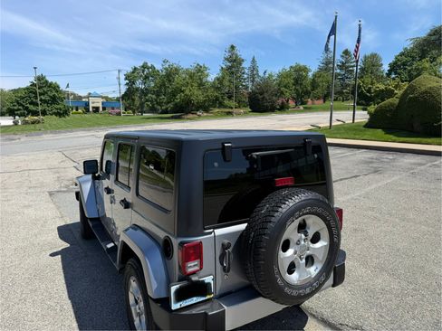 Used 2014 Jeep Wrangler Unlimited Sahara w/ Dual Top Group AWD/4WD image 19