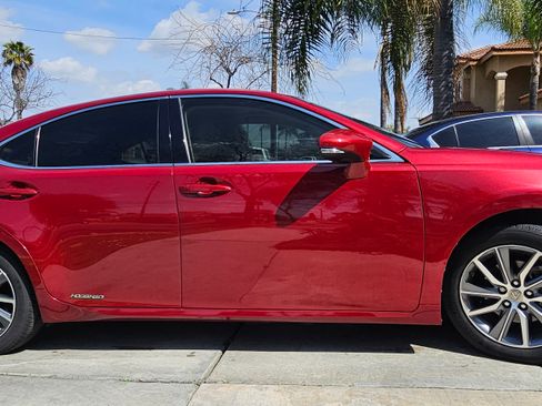 Used 2017 Lexus ES 300h image 1