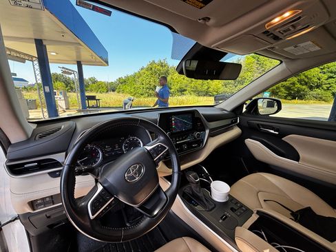 Used 2023 Toyota Highlander XLE FWD image 13