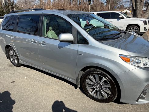 Used 2019 Toyota Sienna XLE image 4