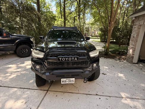 Used 2017 Toyota Tacoma TRD Off-Road w/ Premium & Technology Package AWD/4WD image 6