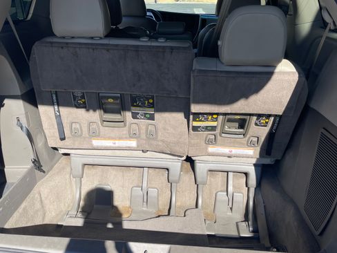 Used 2015 Toyota Sienna Limited image 5