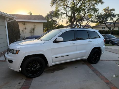Used 2020 Jeep Grand Cherokee Altitude RWD image 4