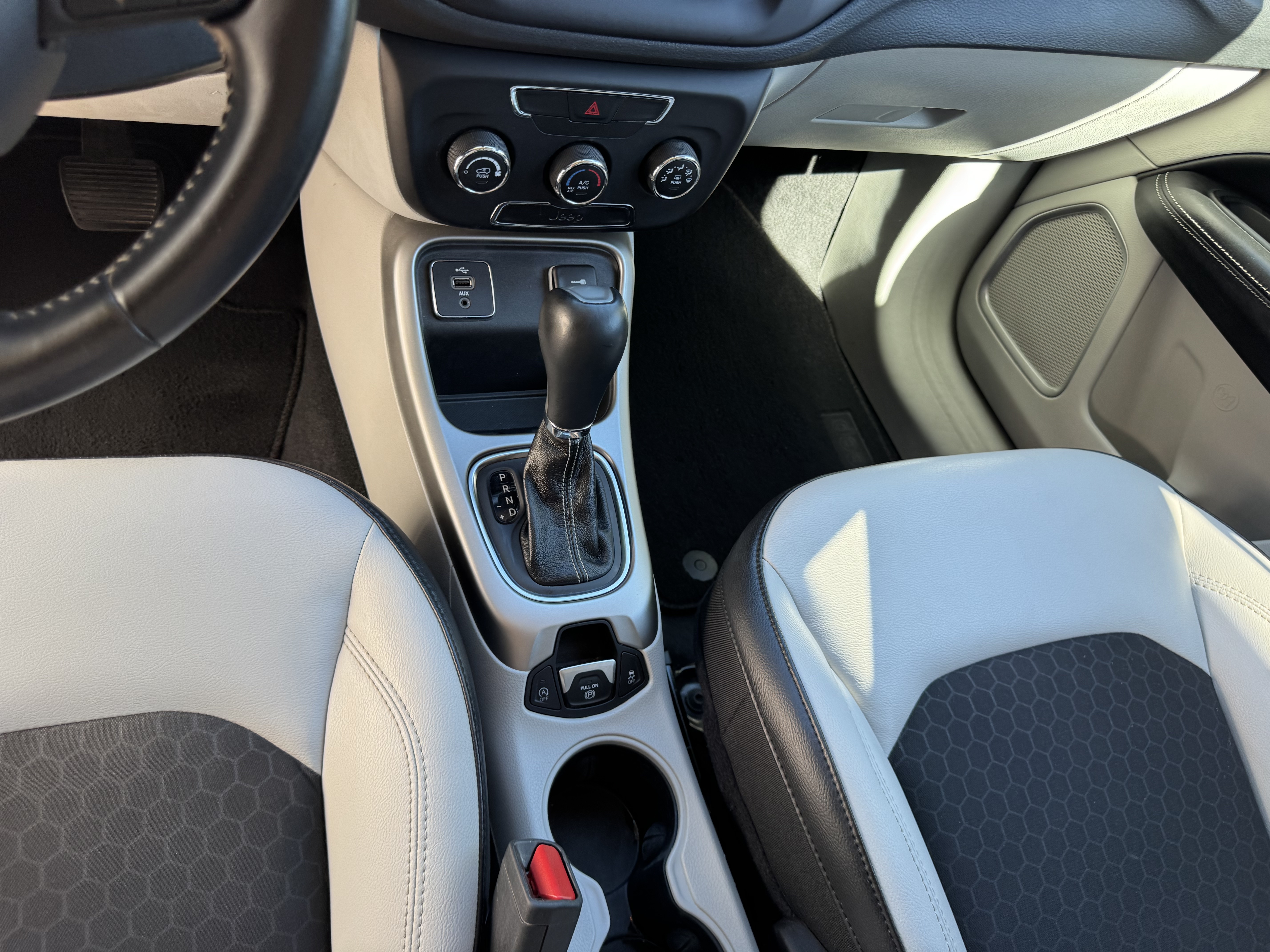 Used 2018 Jeep Compass Latitude FWD image 16