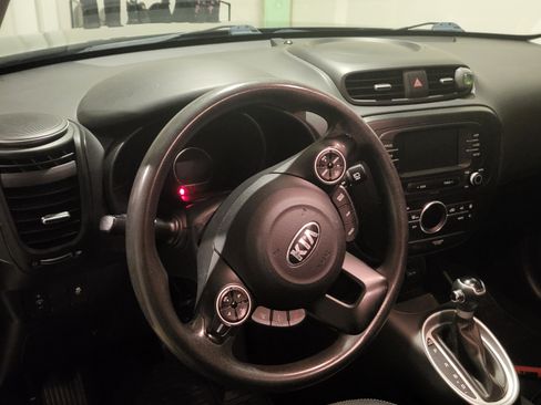 Used 2017 Kia Soul + image 11