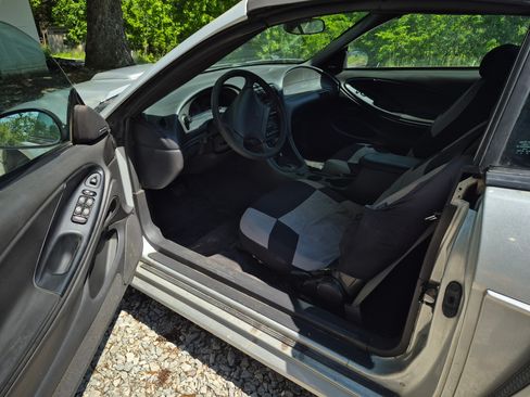Used 2003 Ford Mustang Convertible RWD image 6