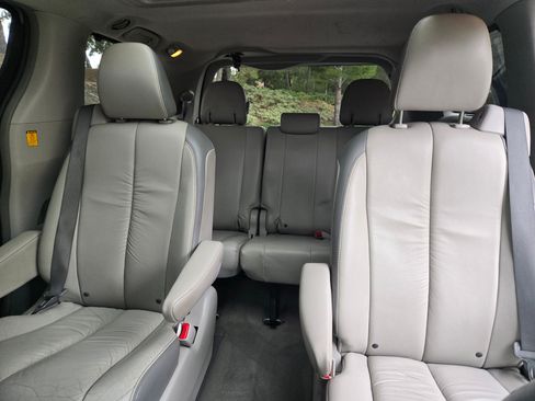 Used 2012 Toyota Sienna Limited w/ Premium Pkg FWD image 14
