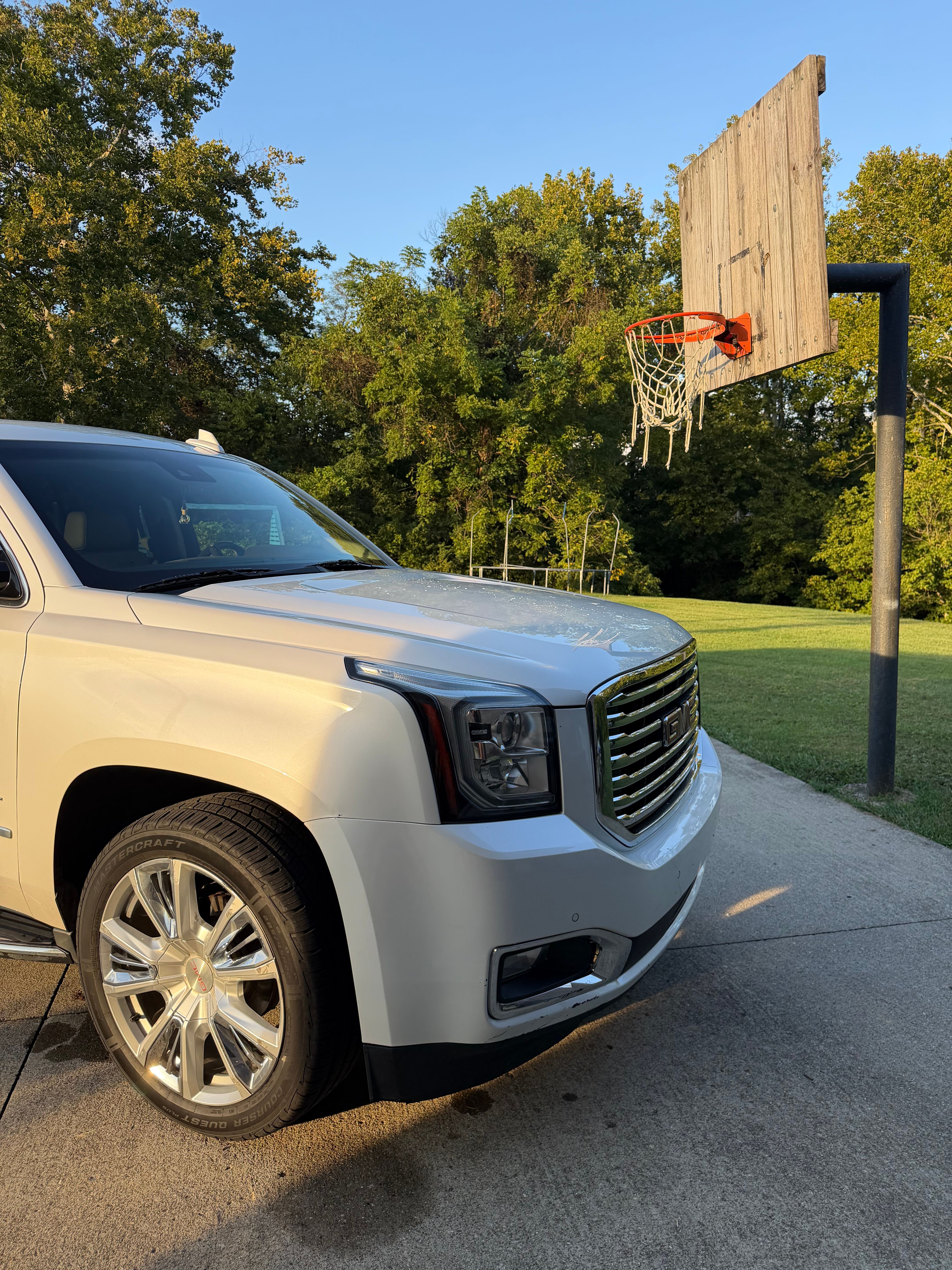 Used 2017 GMC Yukon XL SLT w/ Premium Edition AWD/4WD image 9