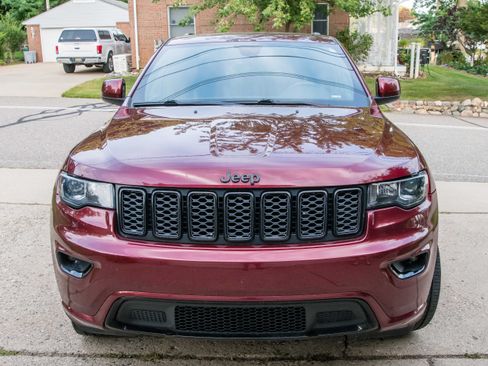 Used 2019 Jeep Grand Cherokee Altitude image 2