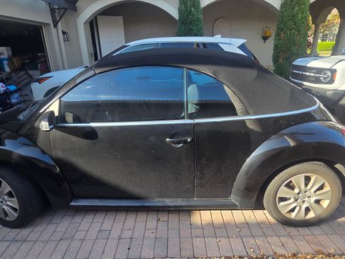 Used 2010 Volkswagen Beetle Convertible image 2