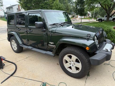 Used 2011 Jeep Wrangler Unlimited Sahara w/ Connectivity Group AWD/4WD image 2