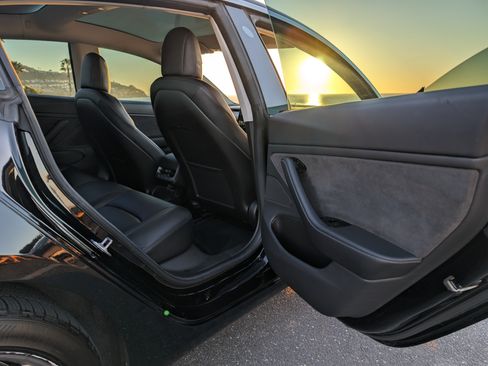 Used 2018 Tesla Model 3 Long Range image 16