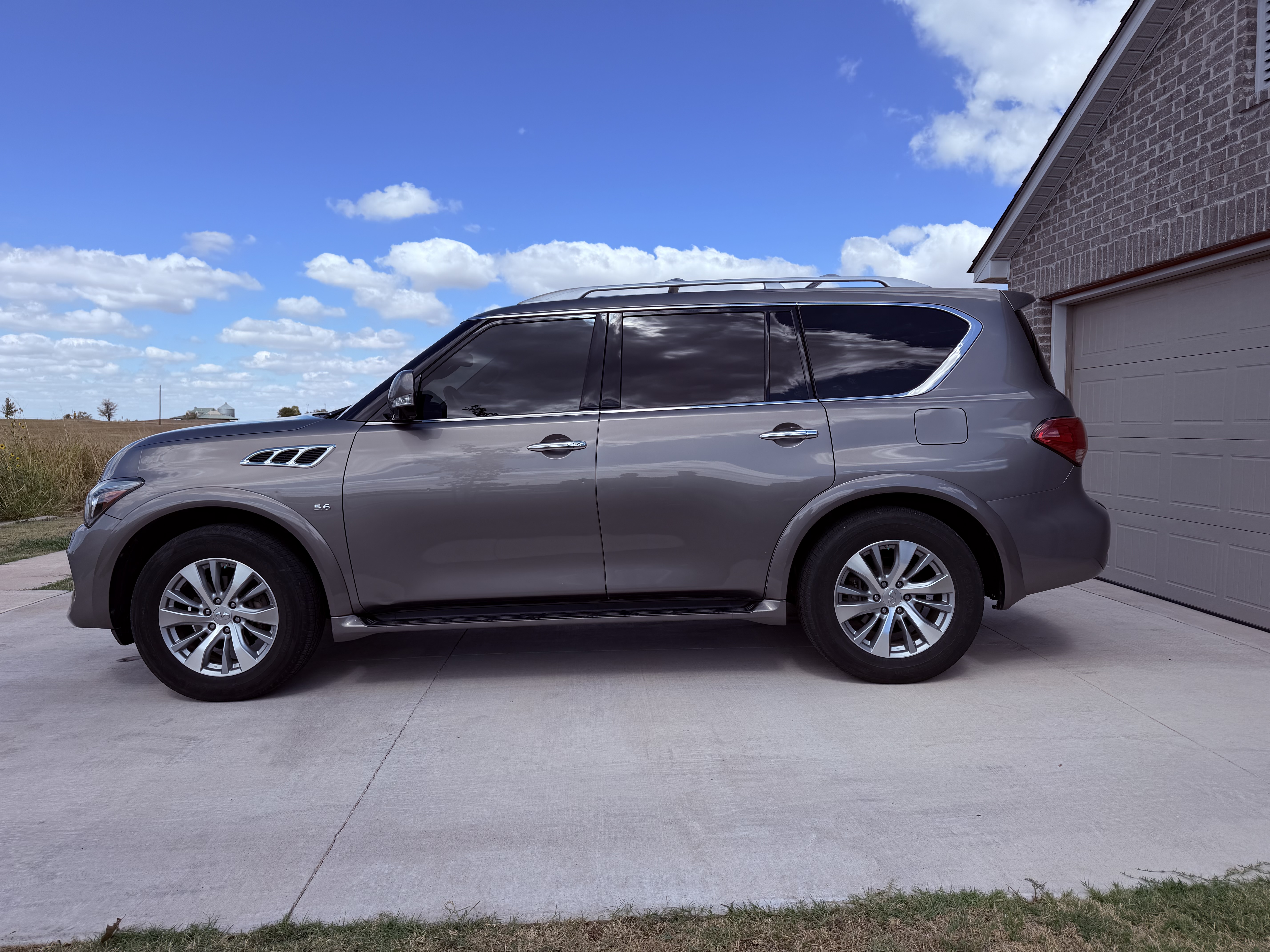 Used 2015 INFINITI QX80 4WD w/ Theater Package image 2