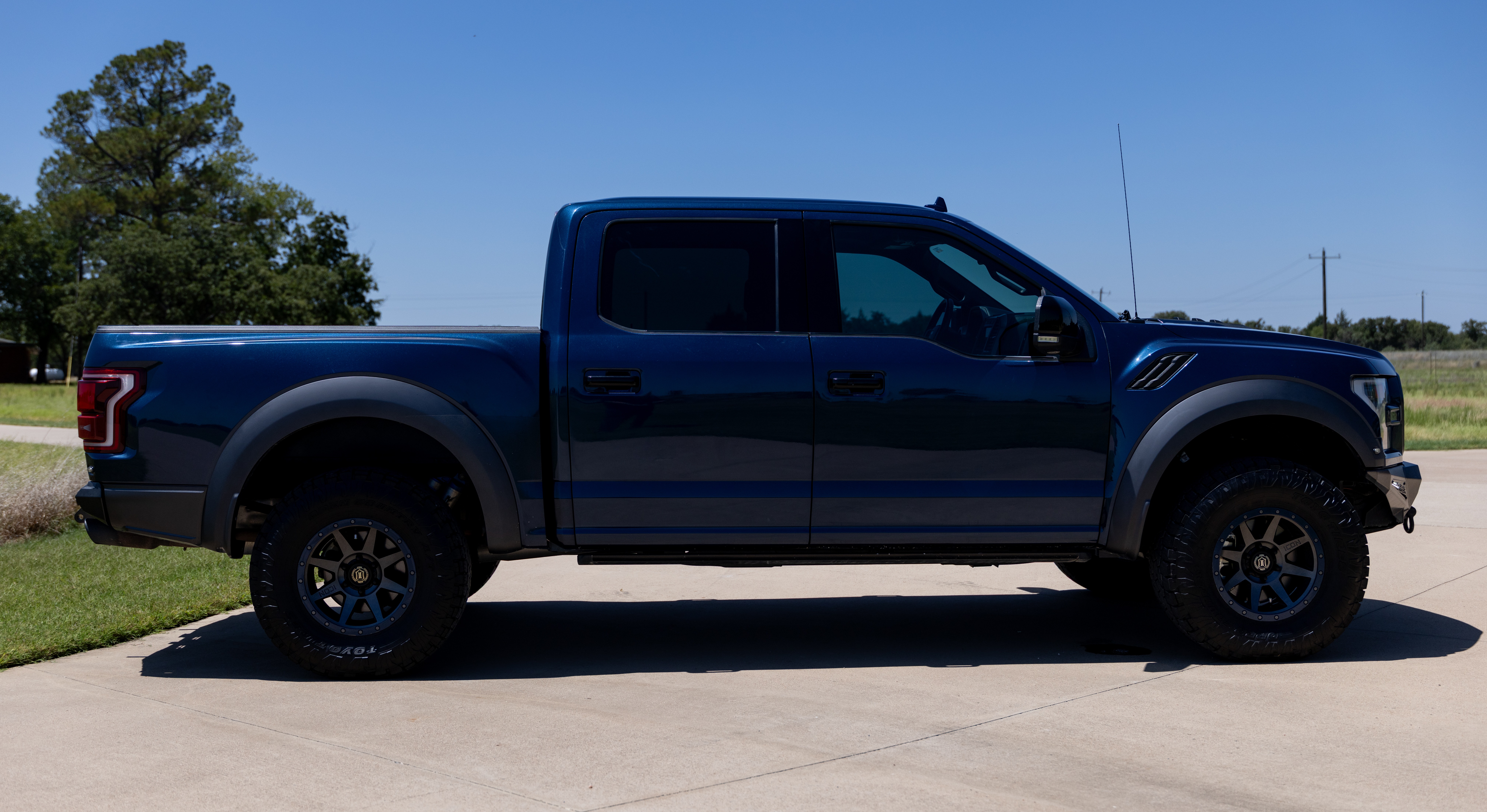 Used 2018 Ford F150 Platinum w/ Equipment Group 701A Luxury AWD/4WD image 2