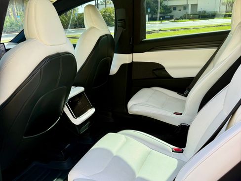 Used 2022 Tesla Model X Plaid image 15